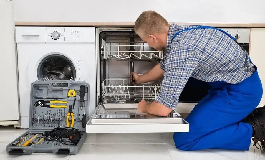 Şereflikoçhisar Smeg servisi teknisyen ekibi beyaz eşya tamiri yaparken
